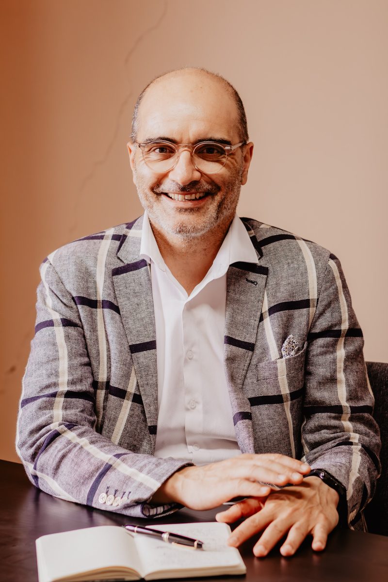 Dr. César Sousa